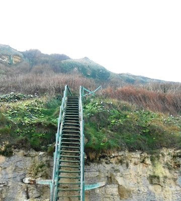 L'escalier d'accès à la mer ,plus récent mais hélas détruit par les tempêtes ...au fil du temps